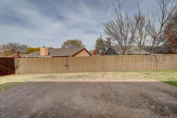 a view of a backyard