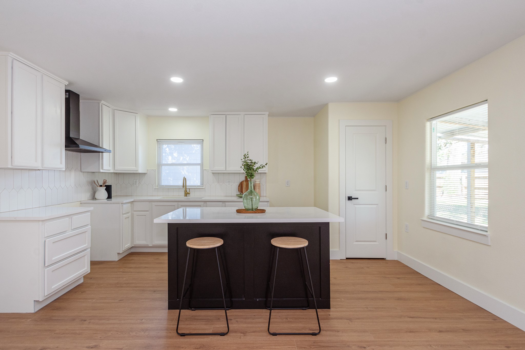 903 Mobile Drive Pasadena, TX 77506 - Photo 6 of 24