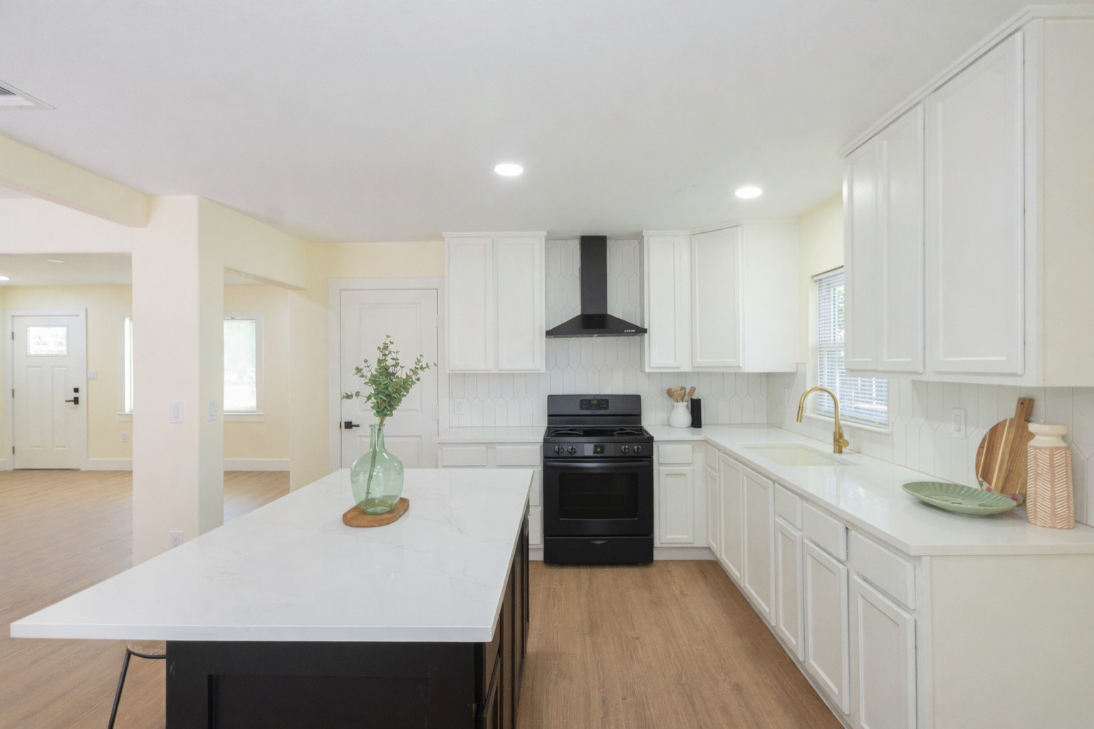 903 Mobile Drive Pasadena, TX 77506 - Photo 8 of 24