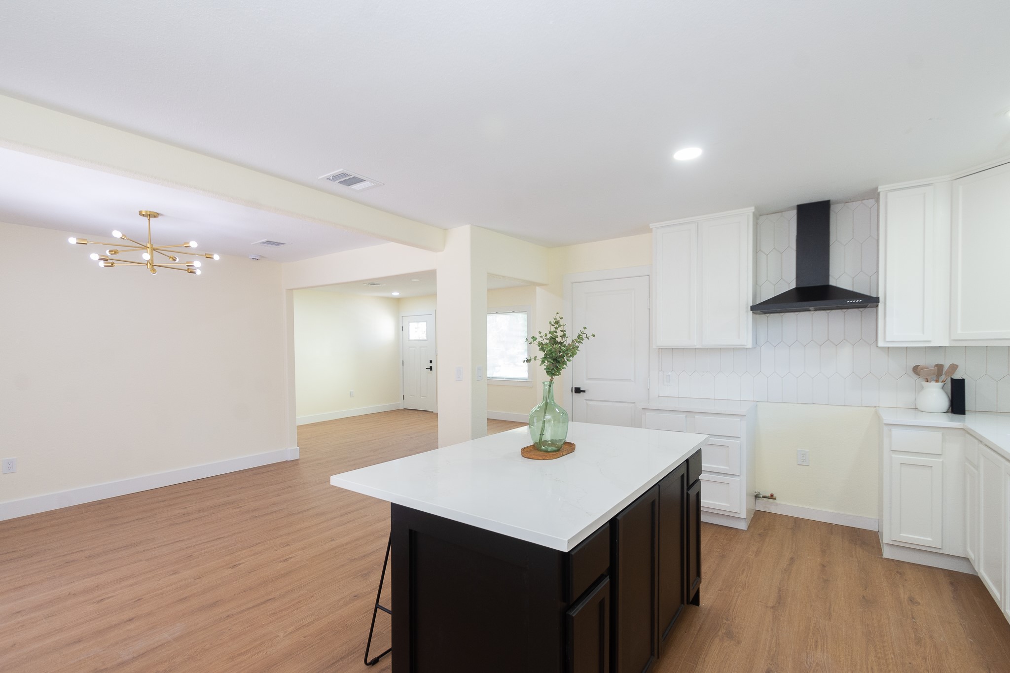 903 Mobile Drive Pasadena, TX 77506 - Photo 9 of 24