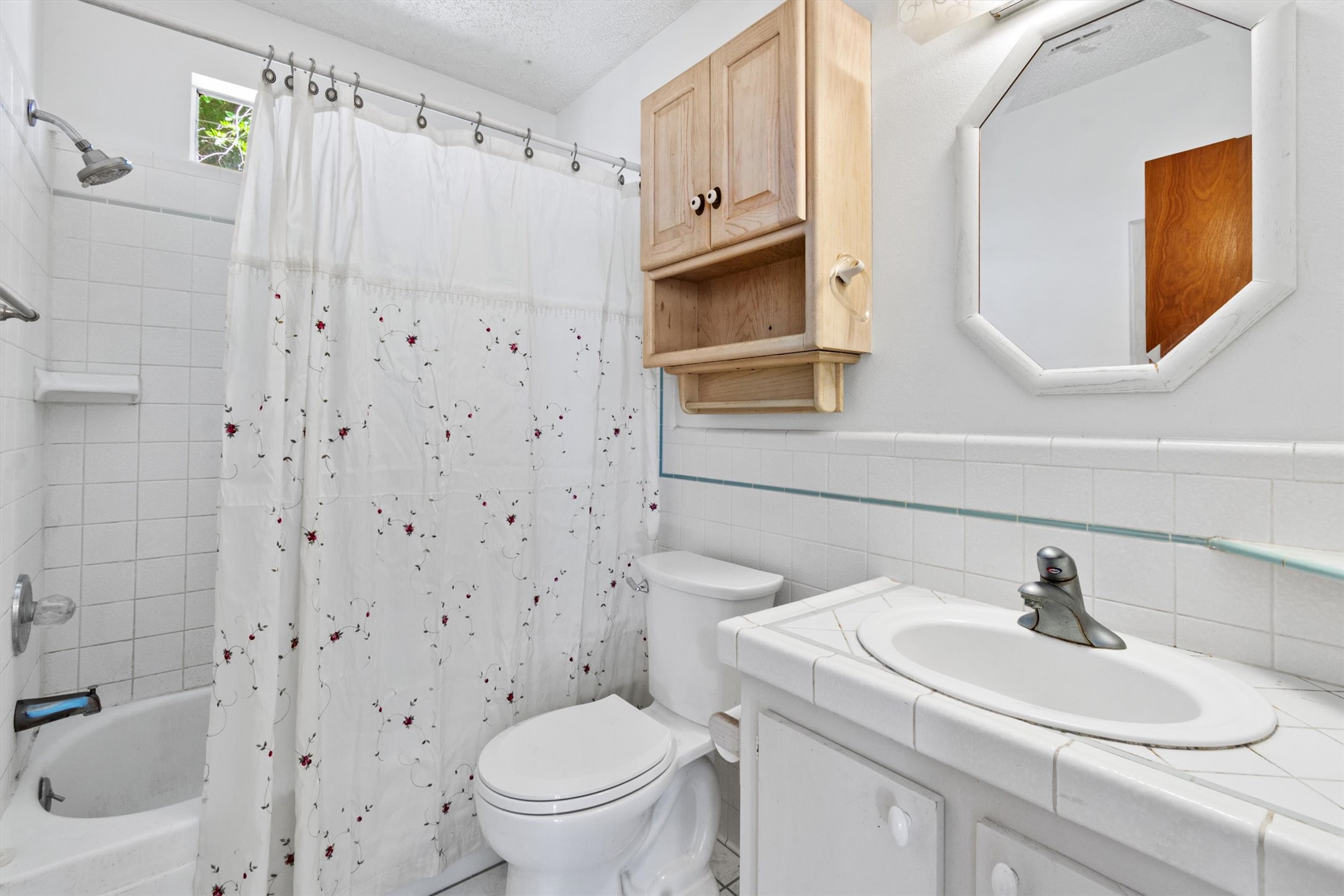 6 El Sol Road Wimberley, TX 78676 - Photo 11 of 20 Main bath in the hallway