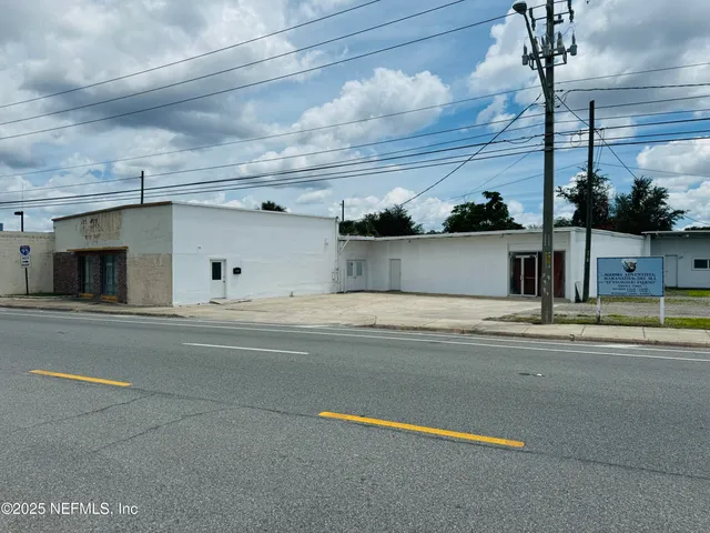 a view of lot of cabinets