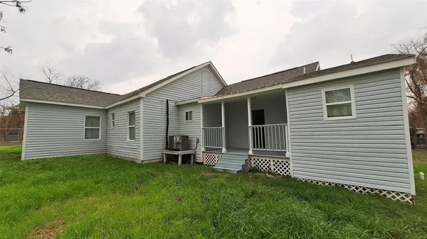 a view of a house with a backyard