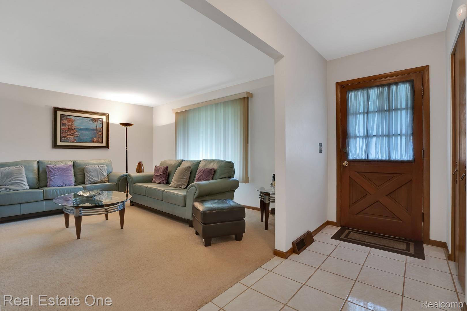 1135 Torpey Road Troy, MI 48083 - Photo 4 of 21 DSC04550.jpg