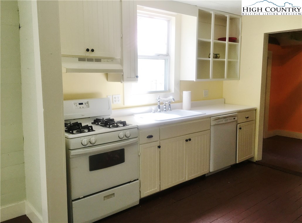 322 Calhoun Road West Jefferson, NC 28694 - Photo 3 of 12 Gallery Image 3