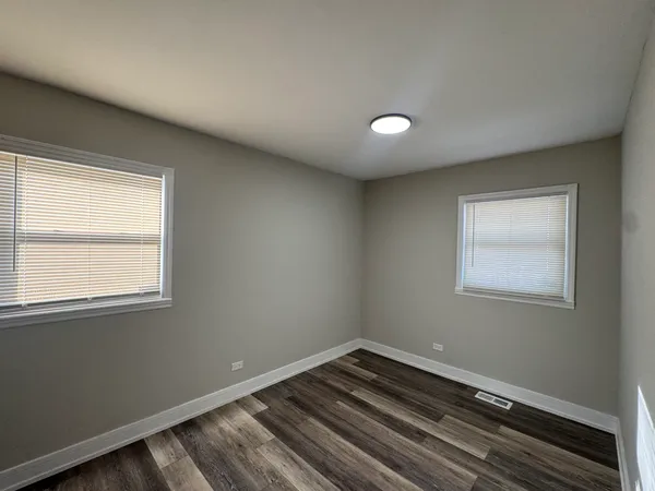 en empty room with wooden floor