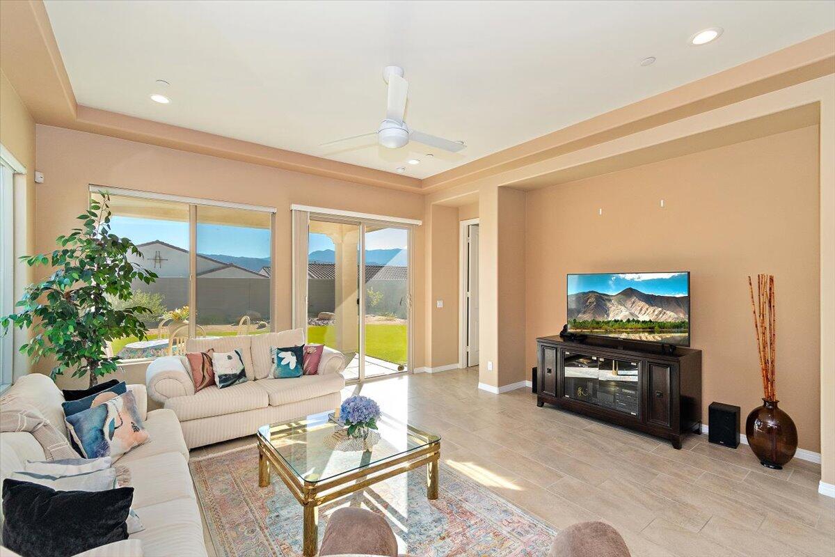 21 Pinot Noir Rancho Mirage, CA 92270 - Photo 5 of 44 Living Room