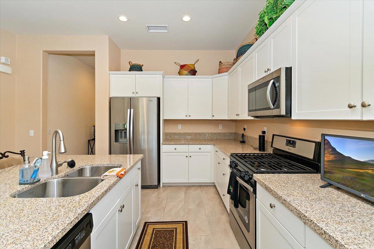21 Pinot Noir Rancho Mirage, CA 92270 - Photo 10 of 44 Kitchen