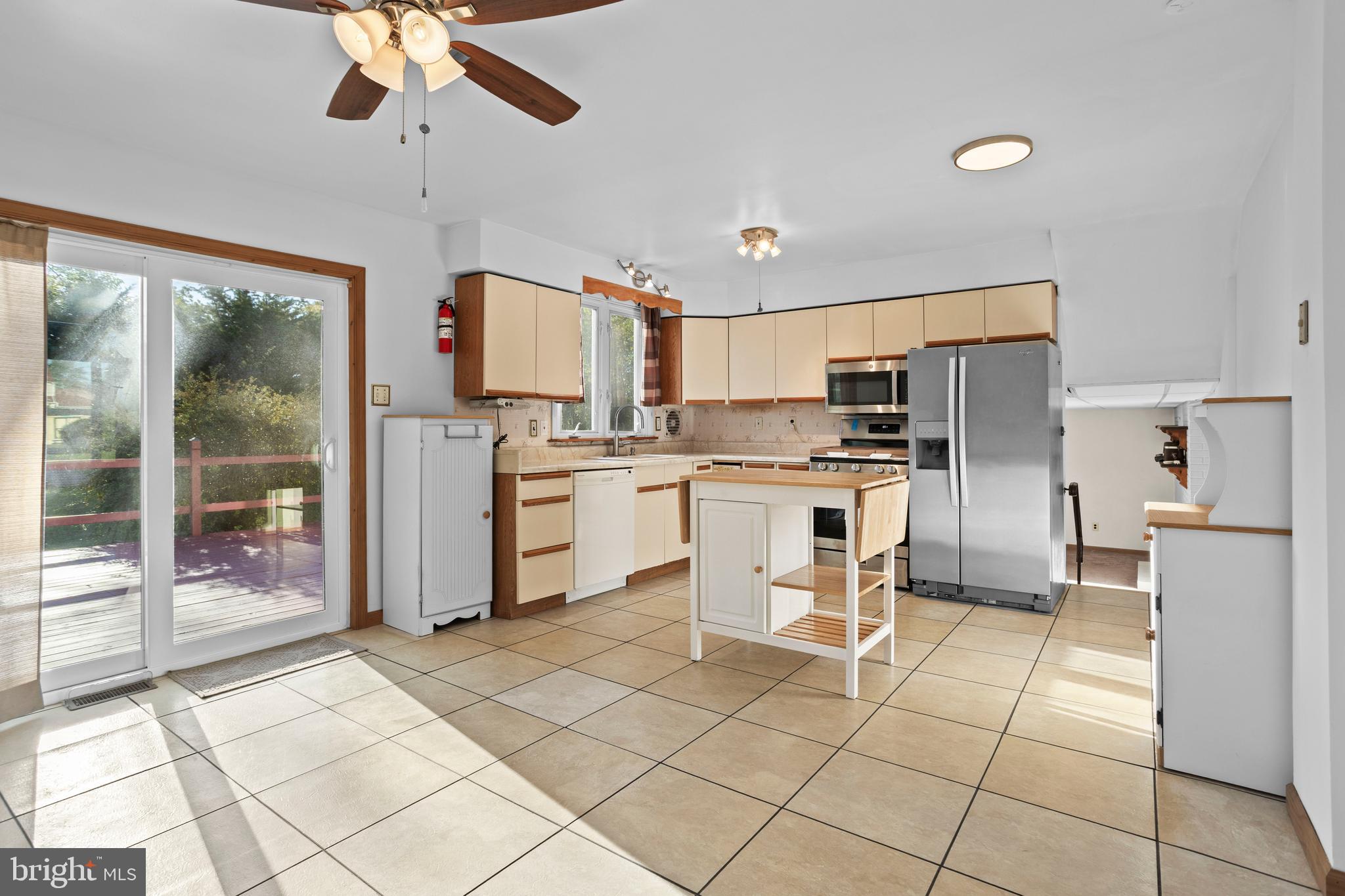 18 Cobblestone Lane Aston, PA 19014 - Photo 11 of 36 Kitchen/Dining Room