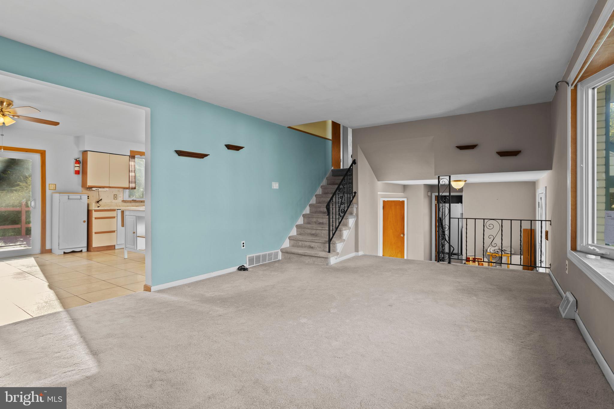 18 Cobblestone Lane Aston, PA 19014 - Photo 6 of 36 Living Room