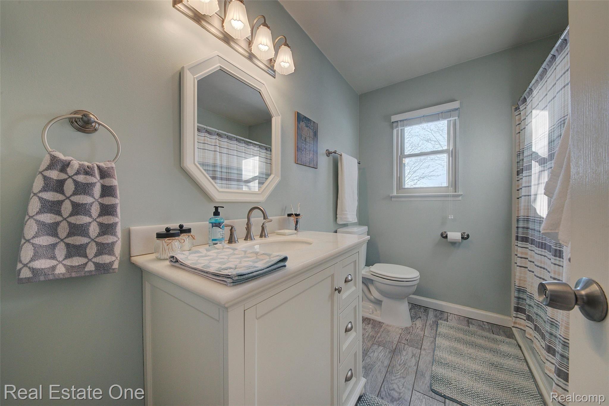 715 Glenwyth Road Brighton, MI 48116 - Photo 6 of 49 Bathroom