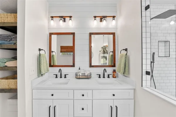 a view of a backyard