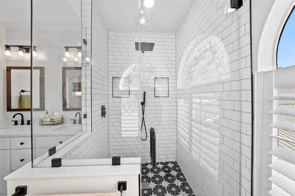 a view of a house with backyard and trees