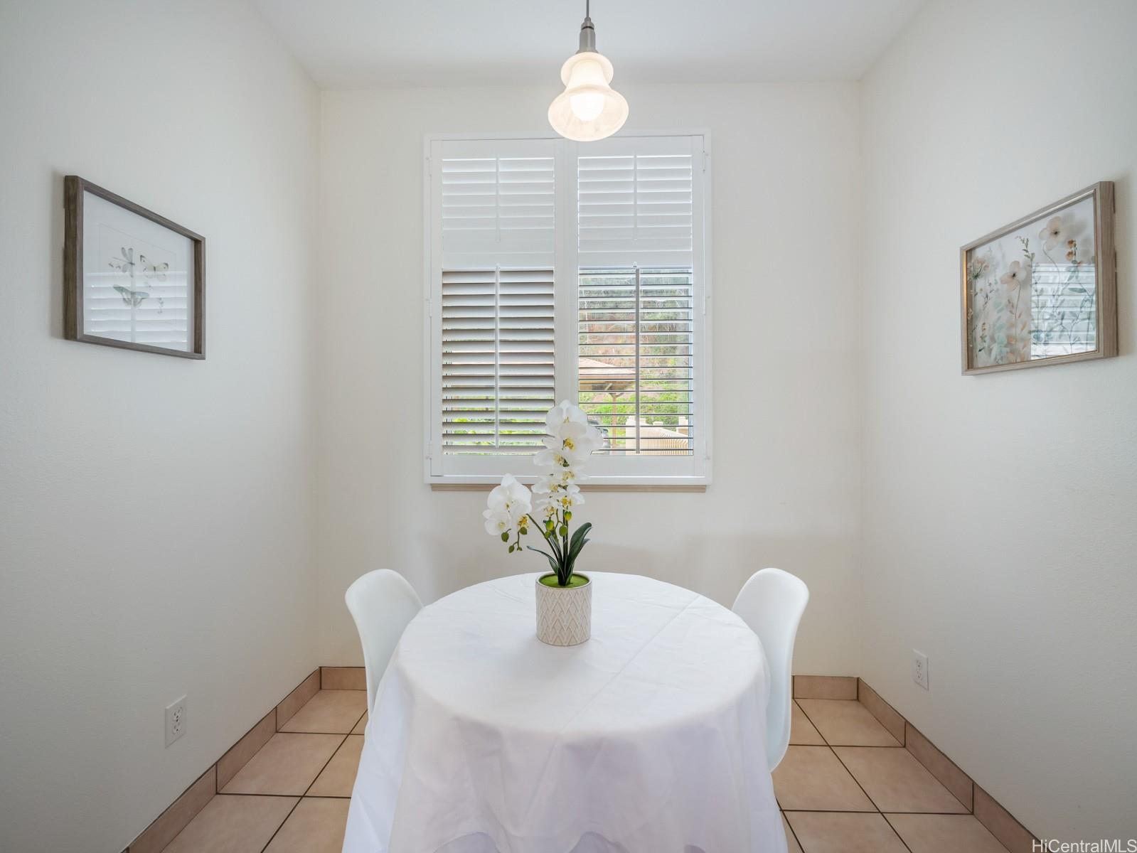 95-982 Wikao Street, Unit L203 Mililani, HI 96789 - Photo 7 of 25 a dining room with table and chair