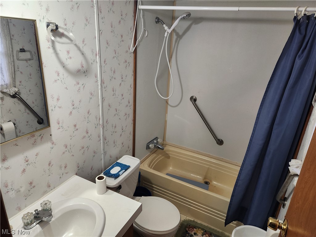 3895 Middletown Road East Youngstown, OH 44514 - Photo 23 of 28 Full bathroom with toilet, large vanity, and shower / bath combo