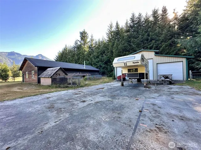 a view of a house with backyard