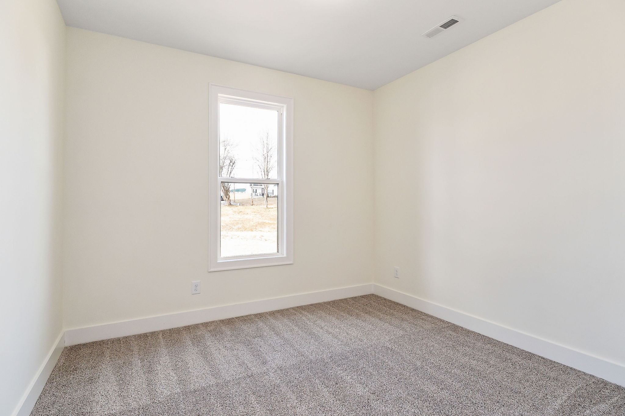 209 Brandon Drive McMinnville, TN 37110 - Photo 14 of 31 an empty room with a window