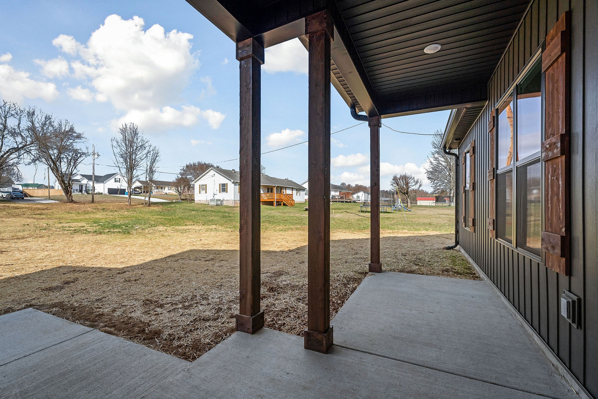 209 Brandon Drive McMinnville, TN 37110 - Photo 5 of 31 a view of a living room with an ocean view