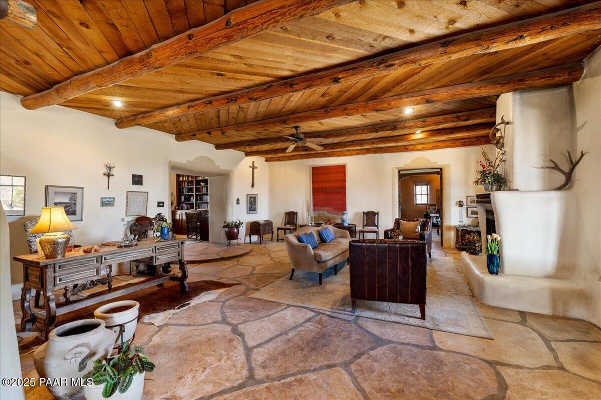 18300 Peacemaker Drive Dewey, AZ 86327 - Photo 22 of 47 15-Living Room