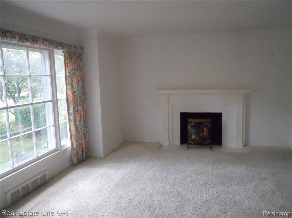 364 Kerby Road Grosse Pointe, MI 48236 - Photo 4 of 17 DSCN0877.JPG