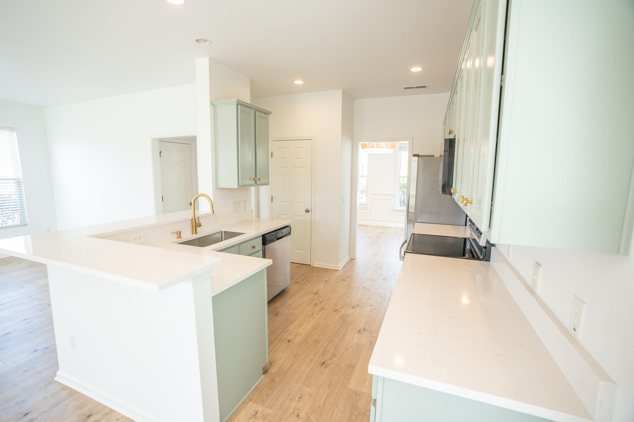 243 Cameron Street Summerville, SC 29486 - Photo 4 of 46 NEW QUARTZ COUNTER TOPS