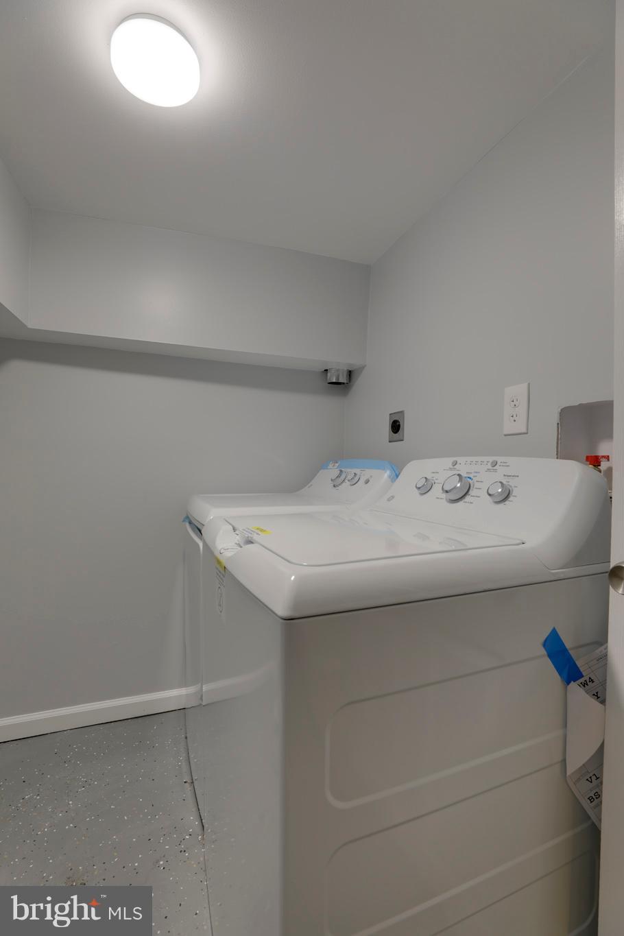 6203 Woodley Road Clinton, MD 20735 - Photo 27 of 38 a utility room with dryer and washer
