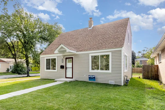 a view of a house with a backyard