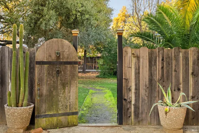 $930,000 | 2089 West Park Avenue, Napa, CA 94558