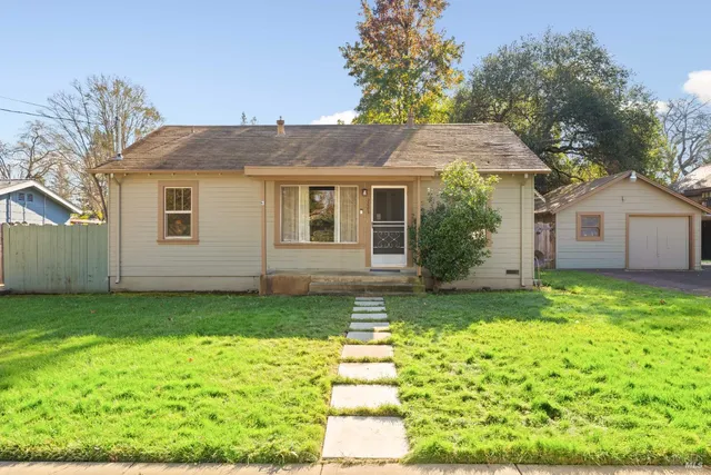 a view of a house with backyard