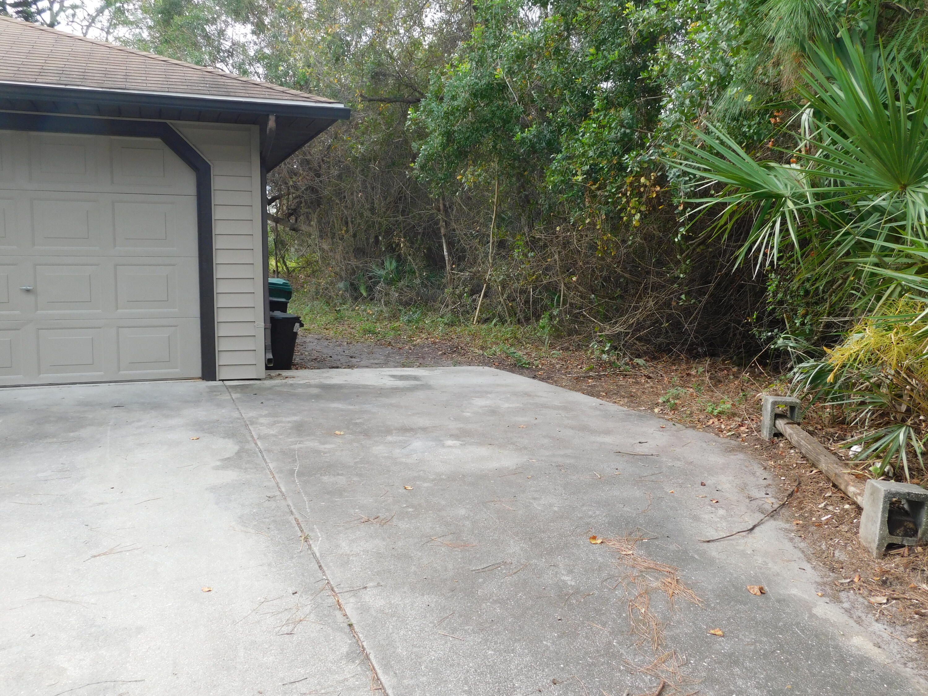 6605 Pensacola Road Fort Pierce, FL 34951 - Photo 5 of 31 Side concrete pad