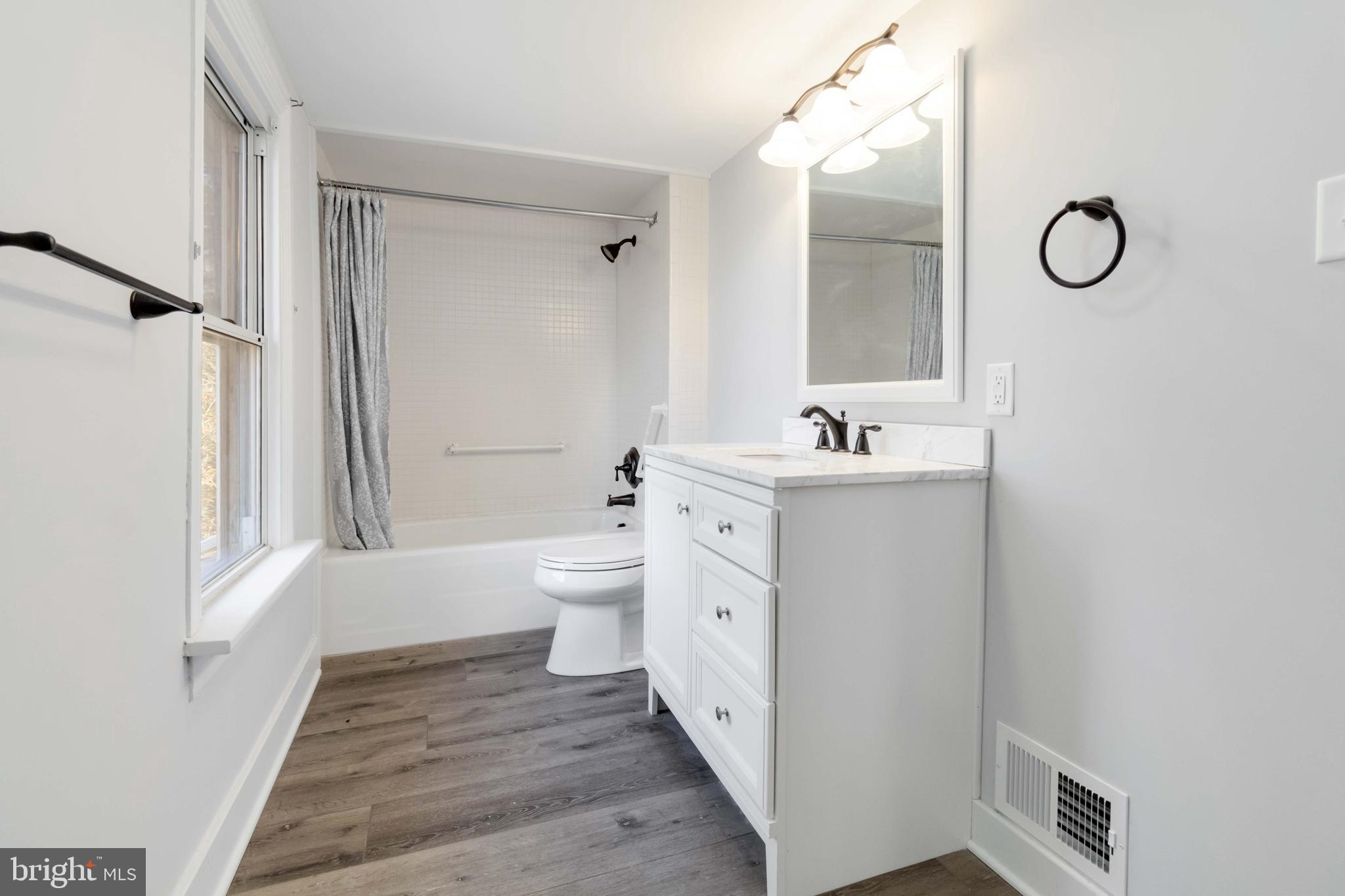 407 Pleasant View Road Hummelstown, PA 17036 - Photo 20 of 24 2nd Floor Full Bathroom