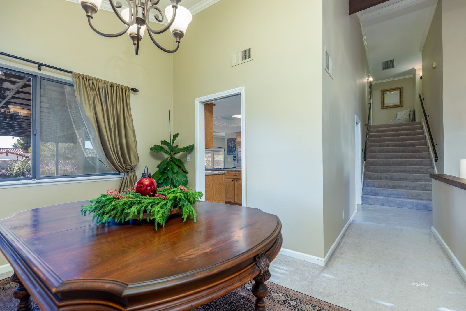 815 Hurschell Avenue Ridgecrest, CA 93555 - Photo 9 of 43 a room with table and flowerpot