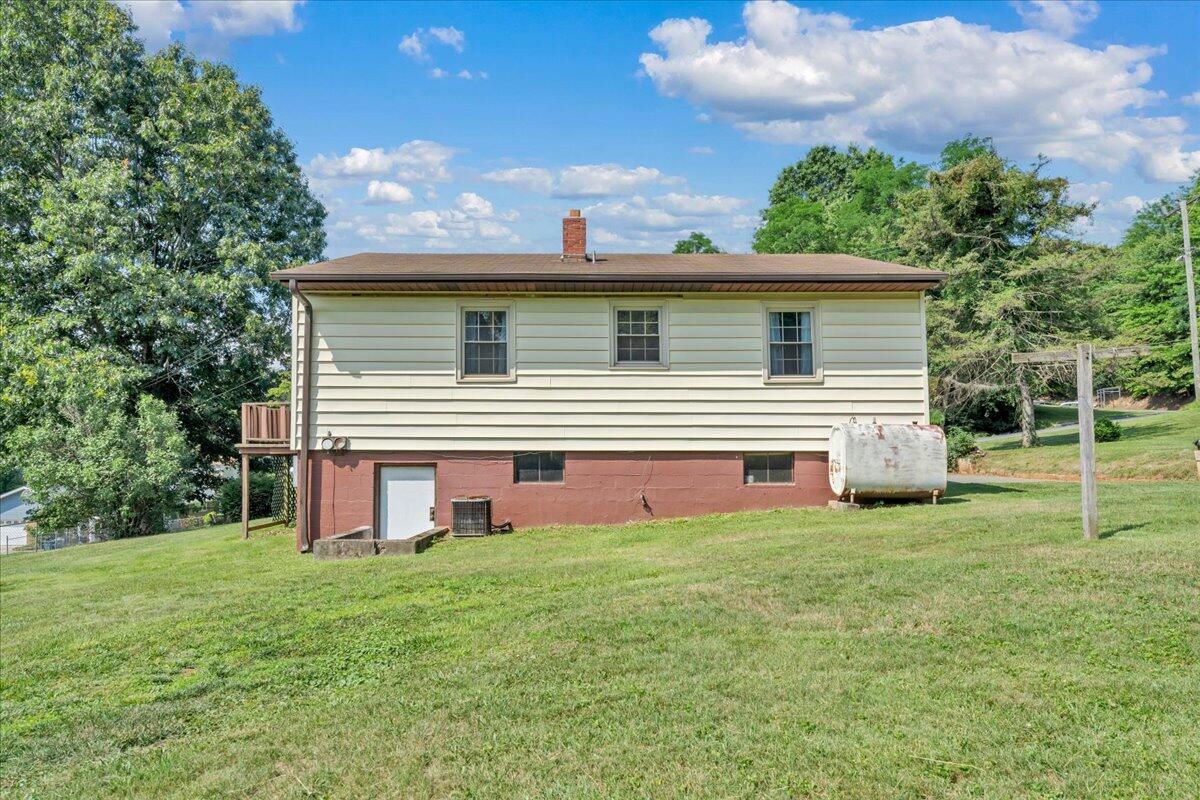 201 Long Avenue Covington, VA 24426 - Photo 33 of 43 a front view of house with yard and green space