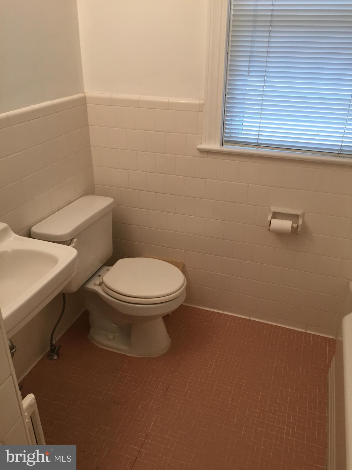 3207 Willoughby Road Baltimore, MD 21234 - Photo 16 of 18 Bath