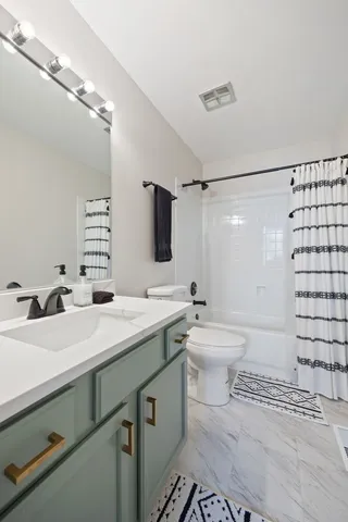 $3,000 | 6000 East Lake Drive, Unit 1D, Lisle, IL 60532