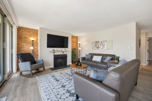 $3,000 | 6000 East Lake Drive, Unit 1D, Lisle, IL 60532