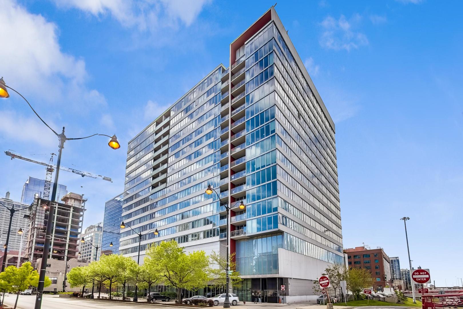 659 West Randolph Street, Unit 1407 Chicago, IL 60661 - Photo 1 of 27 a front view of a building