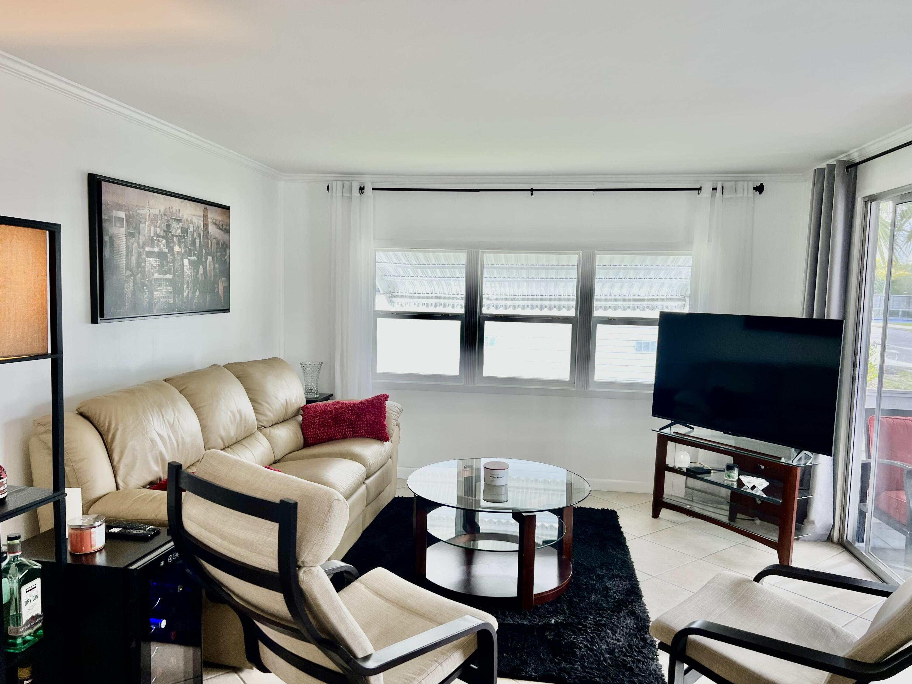 3225 South Street Hollywood, FL 33021 - Photo 4 of 53 IMG_8238