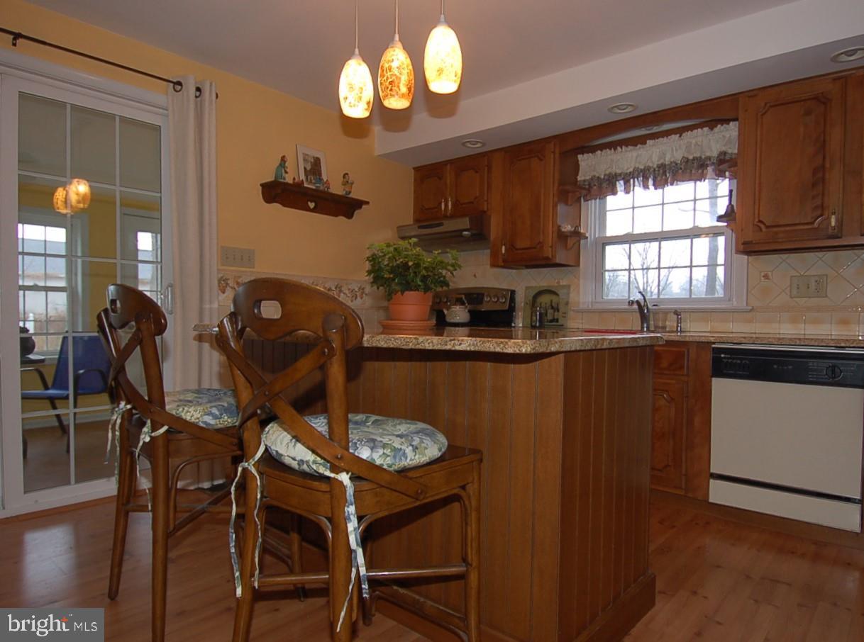 28 Leopard Road Berwyn, PA 19312 - Photo 9 of 32 Eat in Kitchen with Island and Granite Countertops