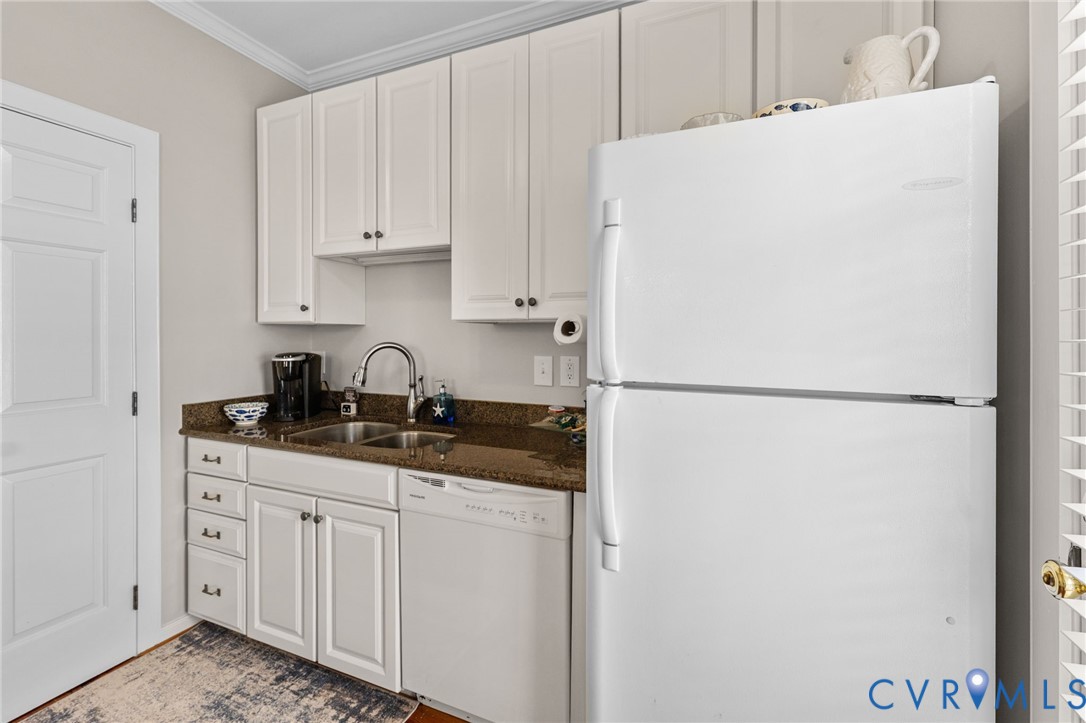 353 Jackson Creek Road Deltaville, VA 23043 - Photo 14 of 48 Granite countertops, plenty of storage, dishwasher