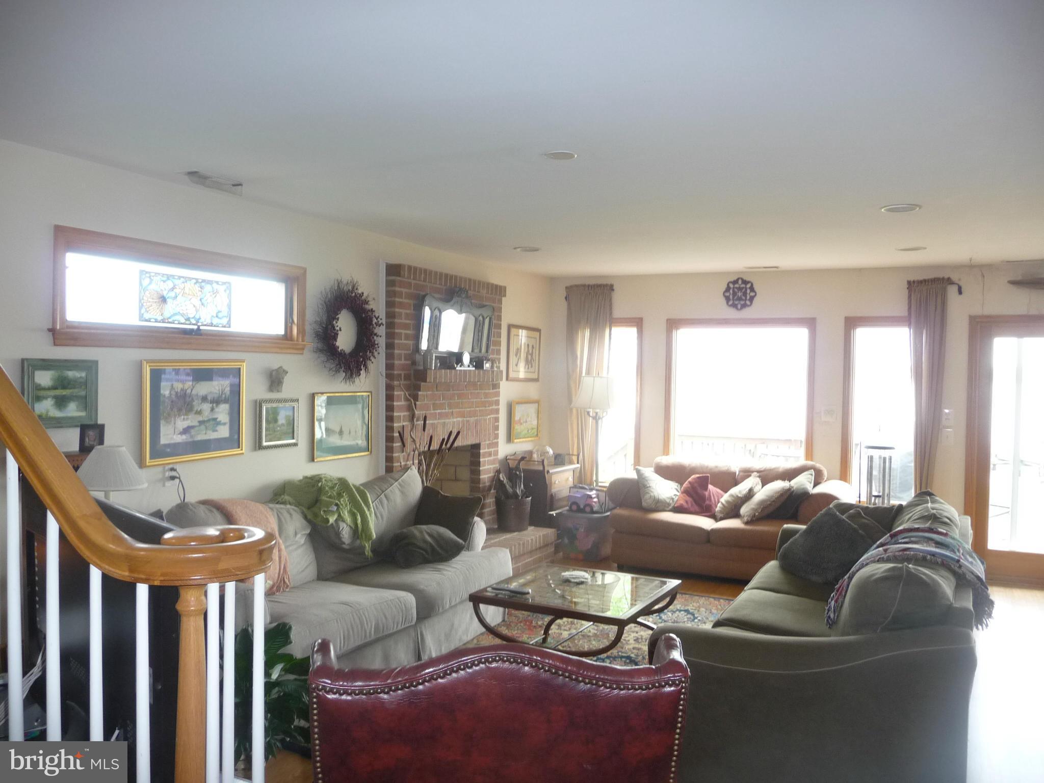 4148 Beachwood Road Baltimore, MD 21222 - Photo 3 of 18 Living Room