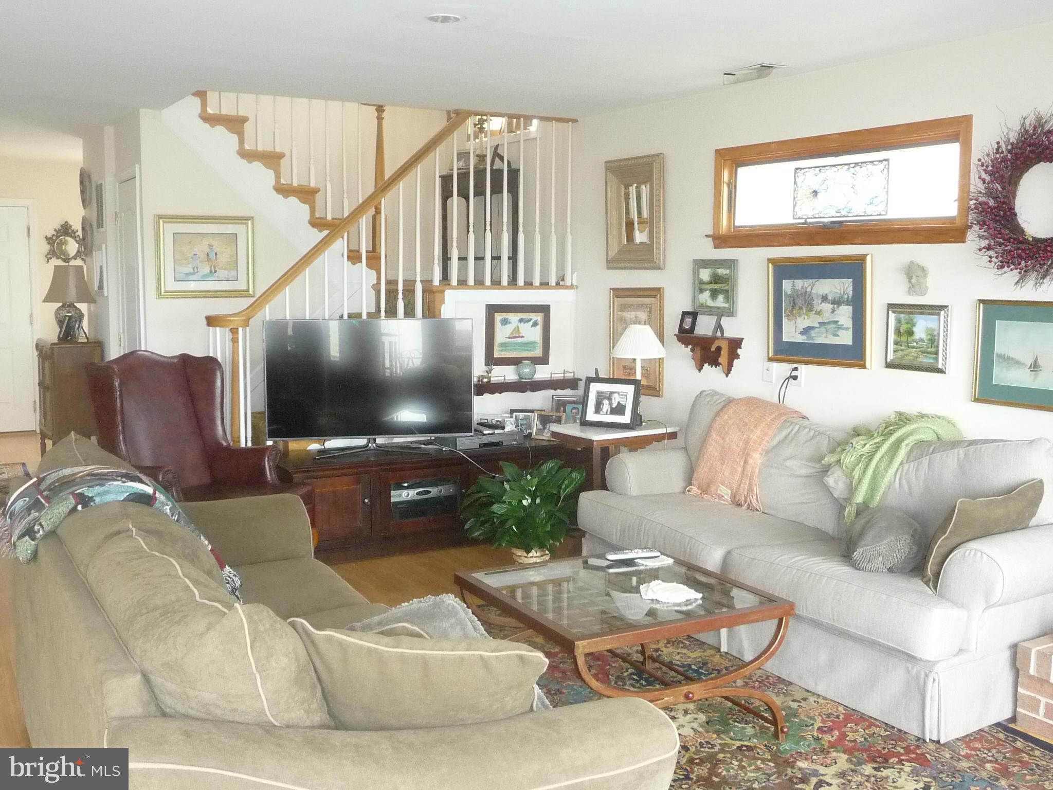 4148 Beachwood Road Baltimore, MD 21222 - Photo 4 of 18 Living Room