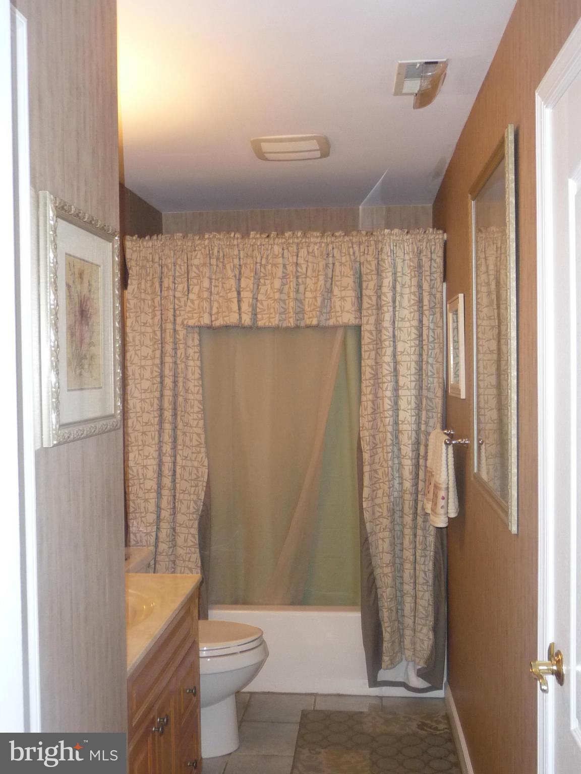 4148 Beachwood Road Baltimore, MD 21222 - Photo 9 of 18 Bath