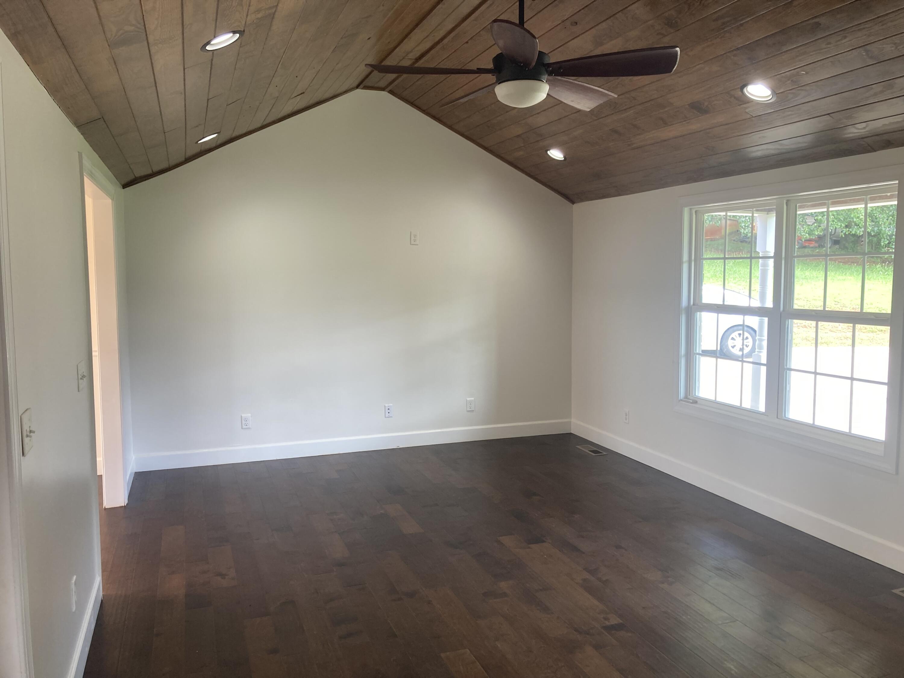 135 Joseph Daniel Lane Jasper, TN 37347 - Photo 12 of 27 Great room