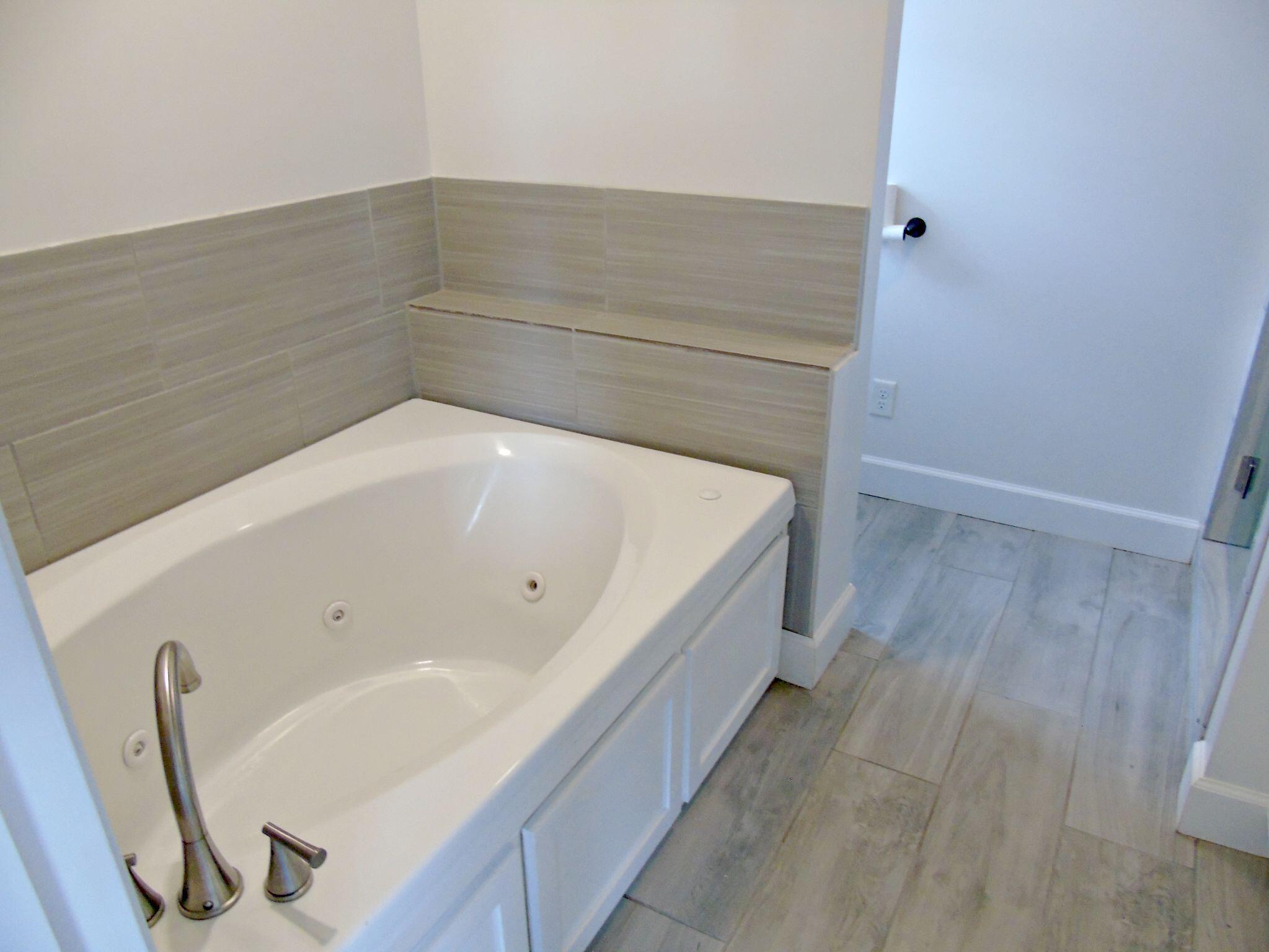 135 Joseph Daniel Lane Jasper, TN 37347 - Photo 19 of 27 Main bedroom whirlpool tub