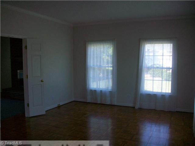3901 Sandlewood Road High Point, NC 27265 - Photo 10 of 12 Living Room.