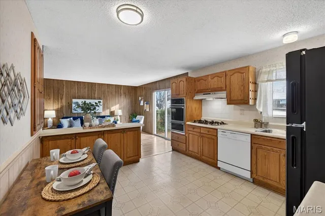 $189,900 | 4046 Del Lago Drive, Florissant, MO 63034