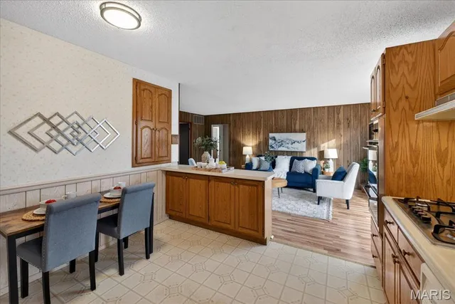 $189,900 | 4046 Del Lago Drive, Florissant, MO 63034