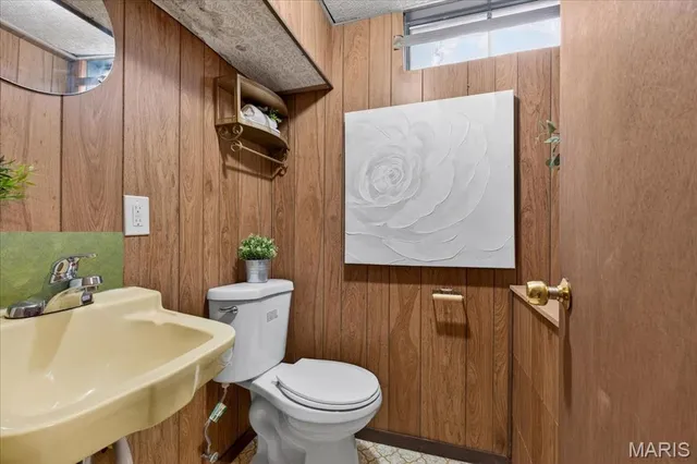 $189,900 | 4046 Del Lago Drive, Florissant, MO 63034