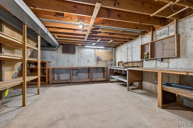 $189,900 | 4046 Del Lago Drive, Florissant, MO 63034